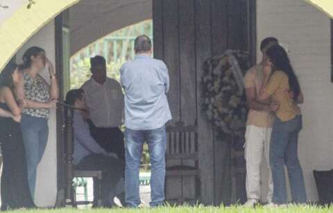 &ldquo;Comprou para morar&rdquo;, diz fam&iacute;lia em vel&oacute;rio de fiscal morto por Alcides Bernal