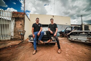 A paix&atilde;o de Helinho e Cristian todo dia &eacute; &ldquo;ressuscitar&rdquo; carros antigos