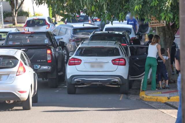 Projeto mira fila dupla, celular ao volante e desrespeito em portas de escolas