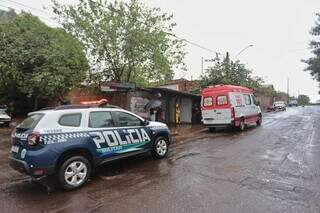 Baleado nas costas, homem &eacute; encontrado ca&iacute;do em cal&ccedil;ada