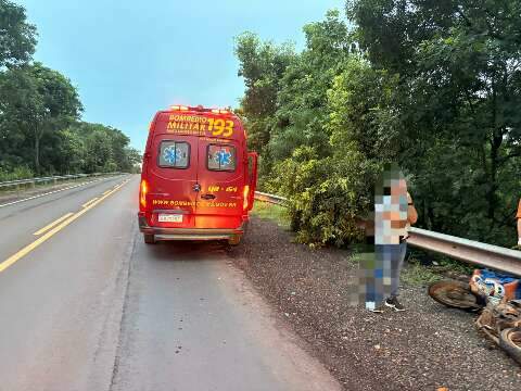 Passageira de moto morre ap&oacute;s ser arremessada em ribanceira em rodovia