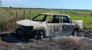 Polícia tenta identificar corpo encontrado em picape incendiada na fronteira Polícia tenta identificar corpo encontrado em picape incendiada na fronteira