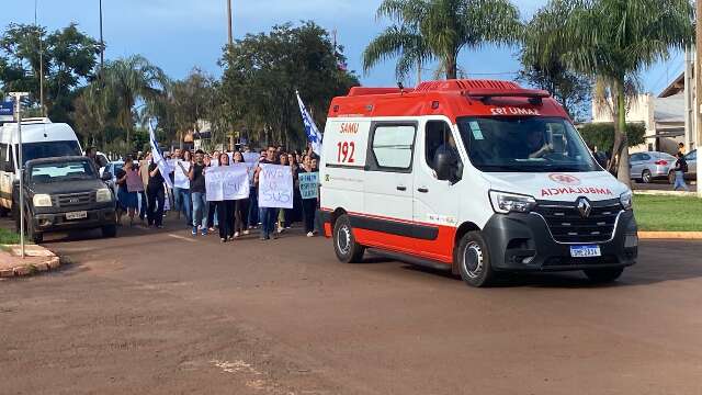 Servidores protestam ap&oacute;s vereador usar tribuna para criticar m&eacute;dicos