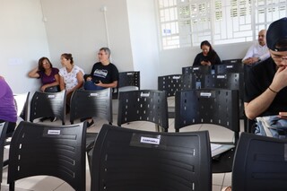 At&eacute; idosos "somem" da fila e vacina&ccedil;&atilde;o contra gripe come&ccedil;a com cadeiras vazias