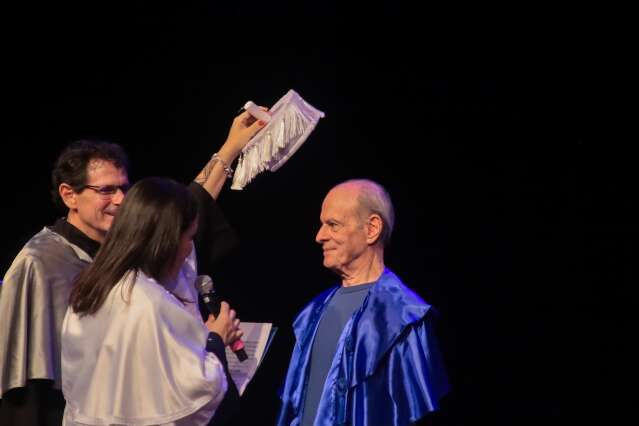 Ney Matogrosso se torna doutor honoris causa em cerim&ocirc;nia lotada