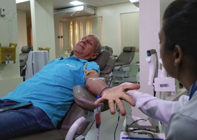 Após 55 anos, aposentado emociona ao doar sangue pela última vez