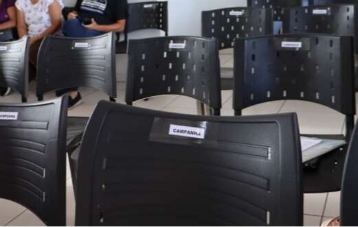 At&eacute; idosos "somem" da fila e vacina&ccedil;&atilde;o contra gripe come&ccedil;a com cadeiras vazias