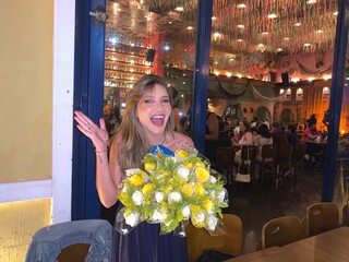 Ap&oacute;s viralizar pedindo amigas, Isa lotou bar com mais de 30 mulheres