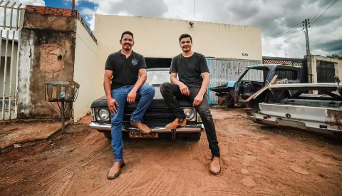A paix&atilde;o de Helinho e Cristian todo dia &eacute; &ldquo;ressuscitar&rdquo; carros antigos