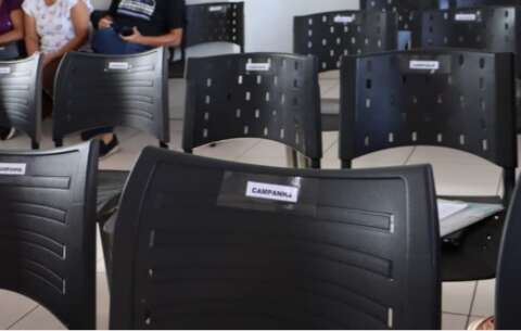 At&eacute; idosos "somem" da fila e vacina&ccedil;&atilde;o contra gripe come&ccedil;a com cadeiras vazias