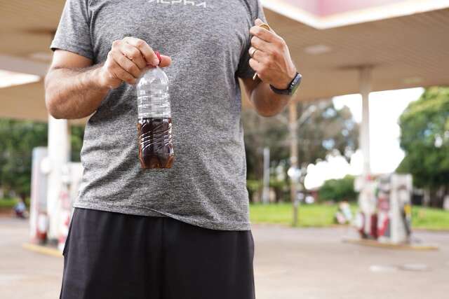 Com garrafa de gasolina na m&atilde;o, professor chama PM para denunciar posto