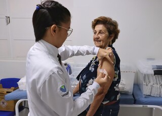 At&eacute; idosos "somem" da fila e vacina&ccedil;&atilde;o contra gripe come&ccedil;a com cadeiras vazias