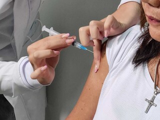 At&eacute; idosos "somem" da fila e vacina&ccedil;&atilde;o contra gripe come&ccedil;a com cadeiras vazias