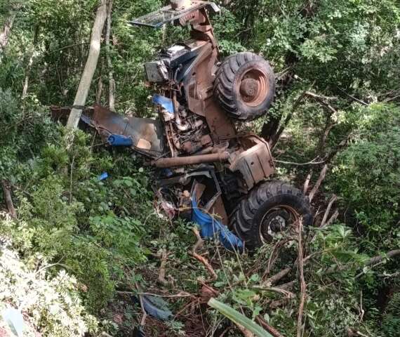 Operador de trator cai em ribanceira, fica preso em ve&iacute;culo e morre