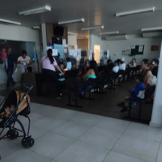 Sem energia, restaurantes servem &agrave; luz de vela e cozinham com lanterna