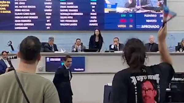 Com briga e vota&ccedil;&atilde;o apertada, C&acirc;mara aprova veto a trans em banheiro feminino