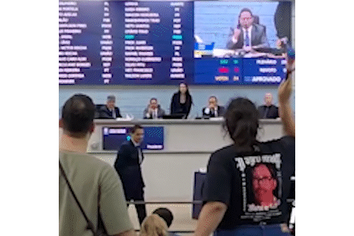 Com briga e vota&ccedil;&atilde;o apertada, C&acirc;mara aprova veto a trans em banheiro feminino