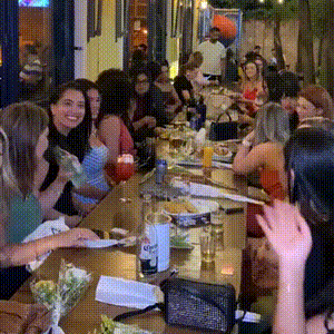 Ap&oacute;s viralizar pedindo amigas, Isa lotou bar com mais de 30 mulheres