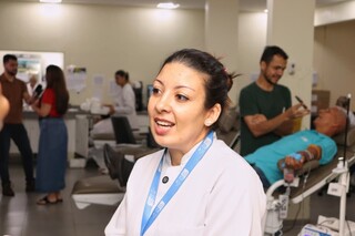 Ap&oacute;s mais de 50 anos, aposentado emociona ao doar sangue pela &uacute;ltima vez