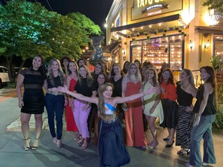 Ap&oacute;s viralizar pedindo amigas, Isa lotou bar com mais de 30 mulheres