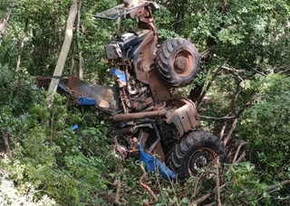 Operador de trator cai em ribanceira, fica preso em ve&iacute;culo e morre