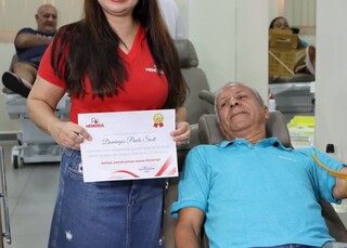 Ap&oacute;s mais de 50 anos, aposentado emociona ao doar sangue pela &uacute;ltima vez