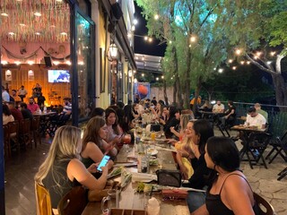 Ap&oacute;s viralizar pedindo amigas, Isa lotou bar com mais de 30 mulheres