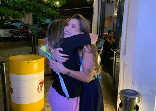 Ap&oacute;s viralizar pedindo amigas, Isa lotou bar com mais de 30 mulheres