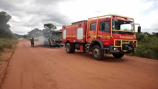 Alunos escapam de ônibus escolar pegando fogo em rodovia Alunos escapam de ônibus escolar pegando fogo em rodovia