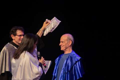 Ney Matogrosso se torna doutor honoris causa em cerim&ocirc;nia lotada