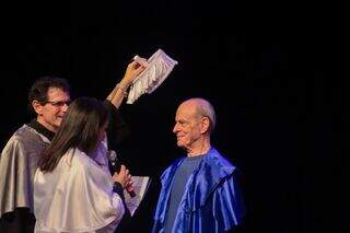 Ney Matogrosso se torna doutor honoris causa em cerimônia lotada