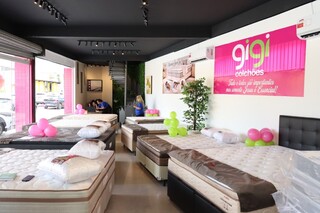 Ningu&eacute;m precisa dormir mal: Gigi Colch&otilde;es abre nova loja na Coronel Antonino