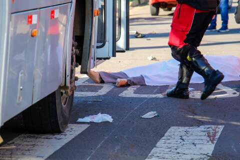 Mulher morre em acidente entre &ocirc;nibus e moto em cruzamento da Rua Brilhante