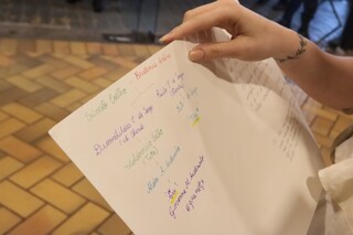 Prima distante fez arte e árvore genealógica para dar a Ney Matogrosso Prima distante fez arte e árvore genealógica para dar a Ney Matogrosso