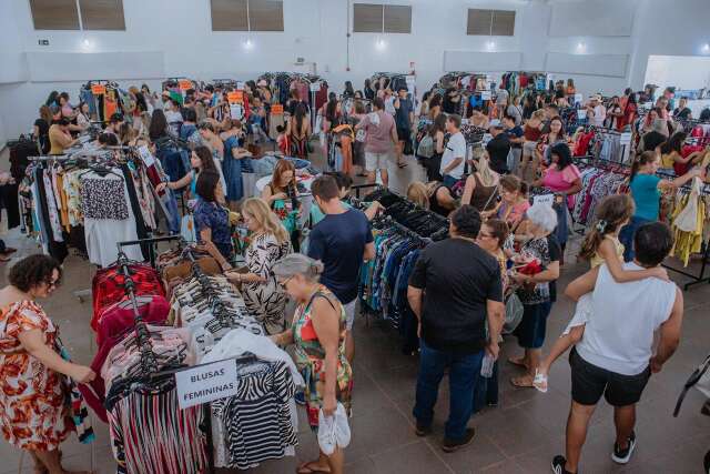 Bazar beneficente re&uacute;ne 9 mil pe&ccedil;as e leil&atilde;o de camiseta assinada por Neymar