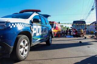 Mulher morre em acidente entre &ocirc;nibus e moto em cruzamento da Rua Brilhante