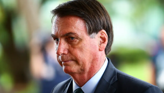 Bolsonaro recebe alta hospitalar e fica em pris&atilde;o domiciliar