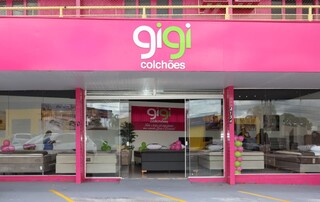 Ningu&eacute;m precisa dormir mal: Gigi Colch&otilde;es abre nova loja na Coronel Antonino