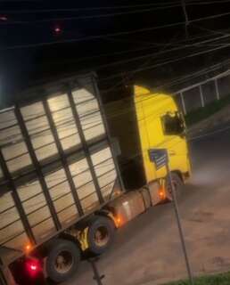 Caminh&atilde;o derruba fia&ccedil;&atilde;o no Jardim Itatiaia e deixa moradores sem servi&ccedil;o