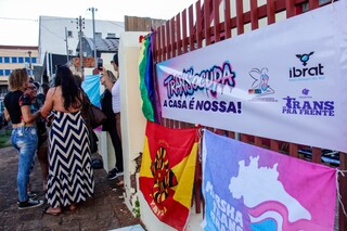 Grupo LGBT+ ocupa casa na Esplanada e cobra abrigo prometido