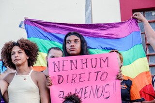 Grupo LGBT+ ocupa casa na Esplanada e cobra abrigo prometido