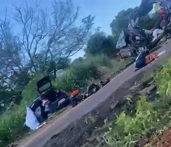 Carro fica totalmente destru&iacute;do ap&oacute;s batida e v&iacute;tima &eacute; retirada de ferragens