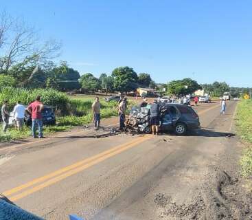Carro fica totalmente destru&iacute;do ap&oacute;s batida e v&iacute;tima &eacute; retirada de ferragens