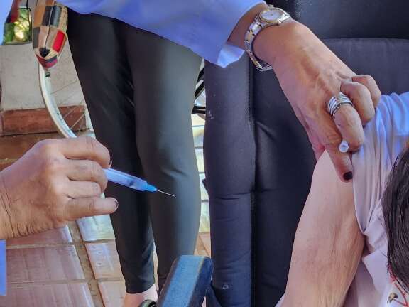 Aos 90 anos, Erta n&atilde;o abre m&atilde;o da vacina contra gripe: &ldquo;tem que se cuidar&rdquo;