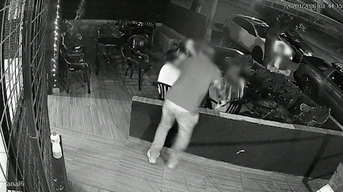 Supostos policiais federais d&atilde;o tiro de taser em rapaz e agridem mulheres