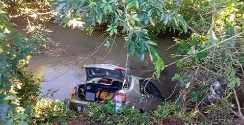 Carro &eacute; encontrado dentro de c&oacute;rrego e chama aten&ccedil;&atilde;o na Vila Popular
