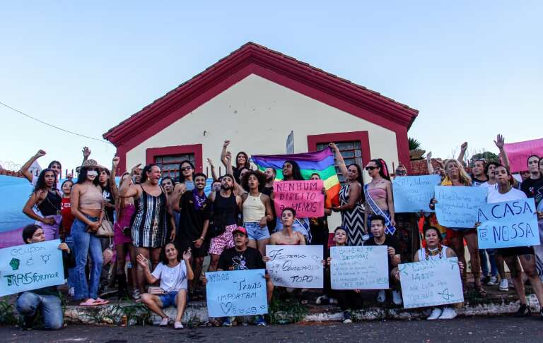 Grupo LGBT+ ocupa casa na Esplanada e cobra abrigo prometido