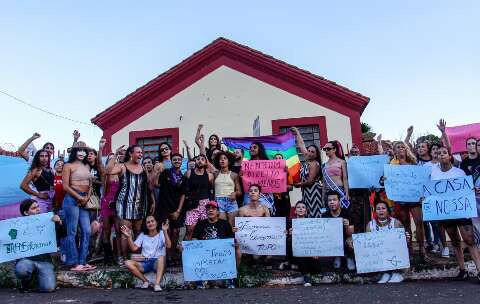 Grupo LGBT+ ocupa casa na Esplanada e cobra abrigo prometido