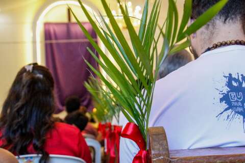 Domingo de Ramos re&uacute;ne fi&eacute;is em prociss&atilde;o e abre Semana Santa na Capital