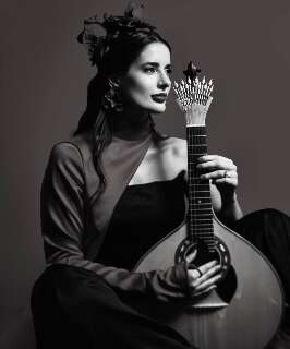 Show de Renata Sena leva m&uacute;sica ib&eacute;rica ao palco em Campo Grande